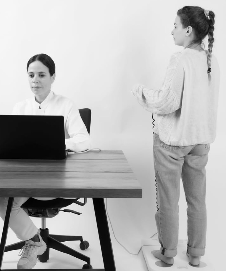 Maria pesando a una clienta